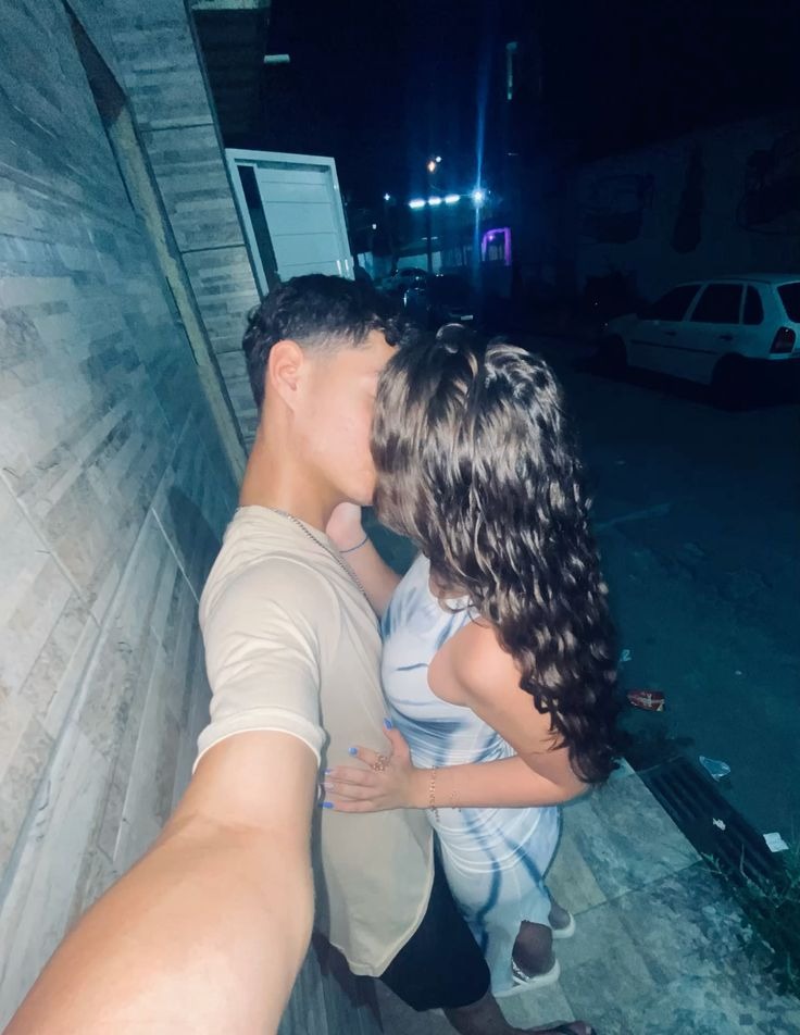 Casal de mãos dadas